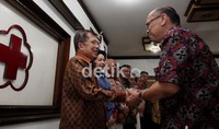 Jusuf Kalla menyalami dan saling bermaaf-maafan dengan jajaran pengurus PMI pusat dan daerah.