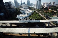 Para pekerja sibuk menyelesaikan pembangunan jalan layang non tol yang menghubungkan Kampung Melayu -Tanah Abang.
