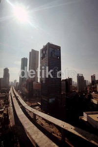 Panjang jalan layang non tol ini 3,8 kilometer.