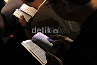 Mereka membacakan surat yasin untuk para korban.