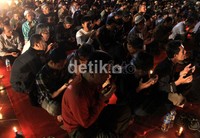 Mereka berdoa dengan khusyuk.