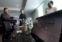 Peneliti Hukum dan Peradilan ICW Donal Fariz (kiri) menyerahkan hasil rekam jejak para hakim tipikor ke Ketua Bidang Pengawasan Hakim dan Investigasi KY Suparman Marzuki (tengah) disaksikan oleh Jubir Komisi Yudisial, Asep Rahmat Fajar. Menurut ICW para hakim Tipikor perlu diperbaiki.