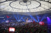 Para delegasi dan tamu berkumpul di Tropicana Field, Florida. Setidaknya 50.000 orang akan hadir untuk memilih capres dan cawapres yang akan melawan incumbent Barrack Obama. Konvensi akan digelar 28 Agustus atau besok waktu Indonesia.  (Foto: REUTERS/Eric Thayer)