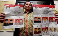 Di sebelah kiri merupakan desain baru yang akan dipilih warga Jakarta 20 September mendatang. Inkamben Foke akan ditantang Jokowi setelah pada putaran pertama, Foke kalah suara dari Jokowi.