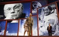 Pemimpin Senat AS Mitch McConnel memeriksa persiapan terakhir. Dibelakangnya, terlihat layar raksasa menunjukan foto-foto astronot Neil Amstrong yang meninggal Sabtu kemarin waktu setempat. Sejauh ini calon Mitt Romney diperkirakan akan menang konvensi sebagai capres dari kubu Republik. (Foto: REUTERS/Jim Bourg)
