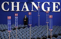 Seorang petugas keamanan berjaga di lokasi konvensi. Sebuah slogan konvensi terpampang sangat besar yang berarti perubahan. (REUTERS/Mike Segar)