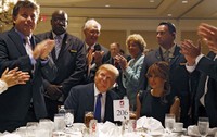 Raja properti AS Donald Trump dan istrinya Melania (duduk)  dalam sebuah gala dinner terkait konvensi tersebut. Trump dikenal pendukung Republikan. (REUTERS/Mike Carlson).