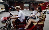 Bukan basa-basi, di Beijing kebanyakan angkutan seperti motor, becak maupun angkot mengunakan energi listrik sebagai energinya.