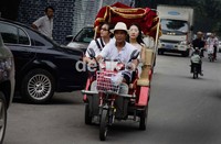 Ojek motor ini mengunakan energi listrik yang tersimpan didalam batrei. Pemerintah China menekankan hemat energi dengan melarang kendaraan seperti motor dan kendraaan kecil  lainnya mengunakan BBM.
