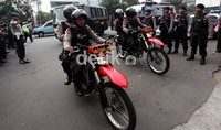 Mereka juga menyiagakan barracuda dan polisi bermotor.