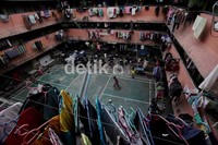 Hanya saja, rusun perlu berbenah untuk meninggalkan kesan sumpek. Berbagai kebakaran di Jakarta banyak disebabkan hubungan arus pendek listrik.