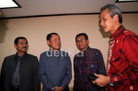 Rapat tersebut dihadiri Menteri Dalam Negeri Gamawan Fauzi, Menteri Hukum dan HAM Amir Syamsuddin, Ketua Komisi II Agun Gunanjar Sudarsa dan Wakil Ketua Komisi II Gandjar Pranowo. (Ramses/detikcom).