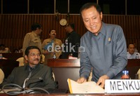 Mendagri Gamawan Fauzi dan Menkum HAM Amir Syamsuddin sesaat sebelum meninggalkan ruang rapat Komisi II DPR. Dalam rapat tersebut Panja DPR menyepakati RUU Keistimewaan DIY. (Ramses/detikcom).