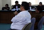 Tengah Disidang, Wa Ode Sempatkan Bergincu