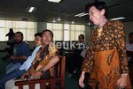 Tengah Disidang, Wa Ode Sempatkan Bergincu