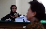 Tengah Disidang, Wa Ode Sempatkan Bergincu