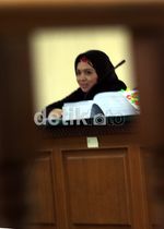 Tengah Disidang, Wa Ode Sempatkan Bergincu