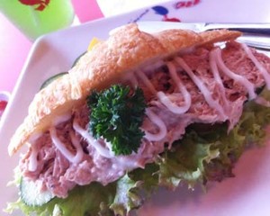 Melacak Gurih Renyah Sepotong Croissant Tuna Sandwich