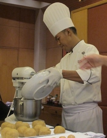 Mau Bikin Moon Cake Sendiri? Ini Dia Caranya!