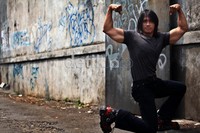 Perlu waktu yang tak sebentar dibarengi latihan yang rutin untuk membentuk otot-otot di tubuhnya menggelembung di bagian dada dan tangannya.