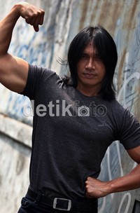 Tak hanya rajin fitness minimal  tiga kali seminggu, sekitar 10 butir telur juga ia konsumsi setiap harinya. Plus, sekilo daging sapi yang ia kukus untuk cemilan.