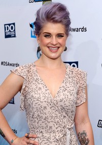 Rambut ungu Kelly Osbourne. Christopher Polk/Getty Images for VH1.