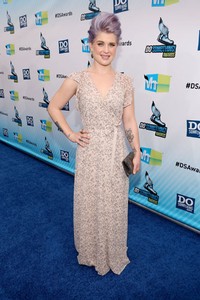 Kelly berpose saat menghadiri acara Do Something Awards 2012 di Barker Hangar, Santa Monica, California, beberapa waktu lalu. Christopher Polk/Getty Images for VH1.