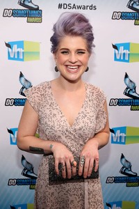 Senyum sumringah Kelly. Christopher Polk/Getty Images for VH1.