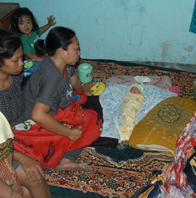 Bayi Perempuan Dibuang dalam Keadaan Telanjang