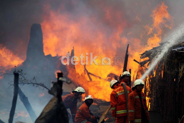 Cek Adanya Kesengajaan Kebakaran Tambora, Labfor Polri Olah TKP