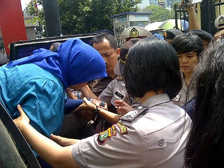 Berdandan Serba Biru, Afriyani Tiba di PN Jakpus