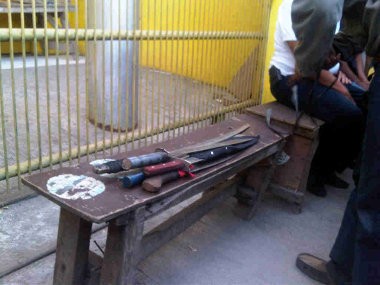 Klontang! 5 Pedang Samurai Jatuh dari Kolong Mobil di Cengkareng