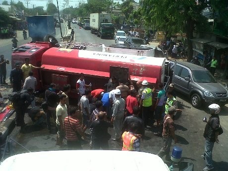 Truk Pertamina Terguling di Semarang, Warga Jarah Isi Tangki