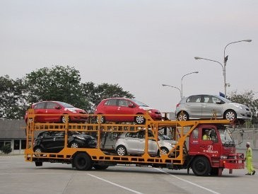 Orang Sibuk Mudik, Penjualan Mobil Turun
