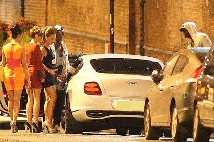 Naik Bentley GT Putih, Balotelli Ajak Kencan 3 Wanita Sekaligus