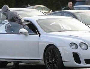 Naik Bentley GT Putih, Balotelli Ajak Kencan 3 Wanita Sekaligus