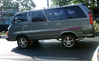 Sementara kalau dilihat dari samping mirip Suzuki Carry. Sedangkan dari striping-nya jelas menggunakan striping punya Kijang Grand Extra. (Nanang Suryanto)