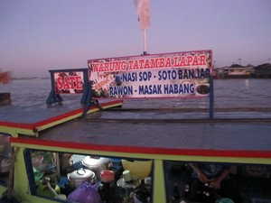 Sarapan di Restoran Terapung Khas Kota Seribu Sungai