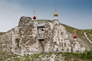 Di Rusia, Gunung Batu Ini Dipahat Jadi Gereja