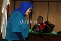 Jaksa Penuntut Umum sebelumnya menuntut Afriyani dengan hukuman 20 tahun penjara. Dia dianggap bersalah melanggar pasal pembunuhan 338 KUHP.