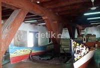 Hal itu terlihat dari pondasi bangunan balok-balok kayu jati dengan ketebalan 50x50 centimeter yang mulai dimakan rayap. Prins David Saut/detikcom.