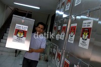 Sejumlah pekerja mempersiapkan kotak suara yang akan didistribusikan di gudang KPU, Jakarta.