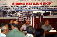 Purnomo Yusgiantoro didampingi Menteri Perindustrian MS Hidayat (tengah), membuka sidang ke tujuh Komite Kebijakan Industri Pertahanan (KKIP).