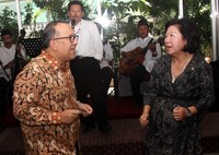 Mari Elka dan Sapta Nirwandar sempat menari bersama. Gus Mun/detikcom.