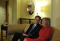 Romney tidak hadir dalam konvensi, tetapi menyaksikan penghitungan suara dengan istrinya dari sebuah hotel. REUTERS/Brian Snyder.