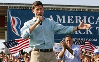 Anggota Kongres asal Wisconsin, Paul Ryan (kiri), juga secara resmi terpilih sebagai calon wakil presiden dari Partai Republik. REUTERS/Brian Snyder.
