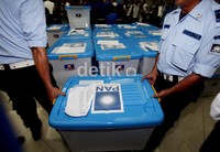 Belasan boks berisi persyaratan administrasi digotong ke dalam ruang pendaftaran. Pendaftaran peserta pemilu akan ditutup 7 September mendatang.