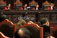 Sidang uji materi UU Nomor 8 Tahun 2012 tentang Pemilu DPR, DPD dan DPRD dipimpin Ketua MK Mahfud MD.