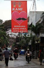 Spanduk Dukung Foke Menggantung di Pasar Baru