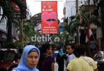 Spanduk Dukung Foke Menggantung di Pasar Baru